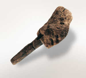 Maillet mis au jour dans le port romain d'Oiasso, associé à des
travaux de construction navale. Autres outils similaires à Londres et à
Ostie.