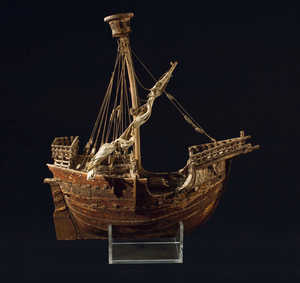Cogue de Mataro (“Coca de Mataro”) du milieu du XVe siècle.
Il s’agit d’un ex-voto. C’est le modèle le plus ancien de bateau
européen qui soit conservé. Il est exposé dans les collections permanentes
du musée Maritime Prins Hendrik à Rotterdam.