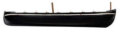 Kalerua. De quelque dix mètres de long et de huit à neuf bancs
de nage. Ses dimensions en faisaient le bateau idéal pour gagner en
toute sécurité les lieux de pêche situés en bordure de la plate-forme
continentale à plusieurs milles de la côte. Selon la saison, l’équipage
se consacrait à la pêche au merlu, à la dorade rose et, à l’occasion, à
la bonite. Le kalerua était également le canot employé pour le touage
ou remorquage des bateaux.