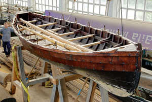 “Beothuk” est une réplique de la chaloupe baleinière de Red Bay,
construite par l’association du patrimoine maritime Albaola au Centre
de recherche et de construction de bateaux traditionnels Ontziola, à Pasaia. Ce bateau, réalisé à partir des plans fournis par Parcs Canada, fut
utilisé lors d’une expérience d’archéonavigation sur les côtes de Terreneuve
en 2006. Ce qui donna lieu à un périple de plus de 2 000
kilomètres, de Québec jusqu’à Ted Bay, en descendant l’estuaire du St
Laurent. Le bateau administra la preuve de son excellent comportement
en mer pendant l’expédition. Au XVIIe siècle, l’explorateur français
Champlain recourut largement à ce type de bateau pour explorer les
rivières du Canada. Nous possédons également la preuve de son utilisation
par différentes tribus amérindiennes de Terre-neuve et de
Nouvelle-Angleterre.