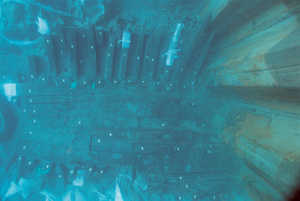Vista general del pecio Orio IV, con la tablestaca del muelle
rompiéndole el tercio de proa. 