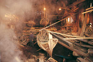 
Atelier de la famille Gozategi à Orio. Jose Manuel chauffe les
virures à la vapeur de la chaudière. Il s’agit du dernier batel construit
par des charpentiers de marine. Il fut réalisé pour le compte
du Untzi Museoa (le Musée Naval) de la Députation Forale de
Gipuzkoa, à partir de gabarits d’un vieux gréement d’Orio.
