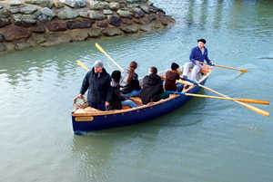 L’engouement suscité par cette petite embarcation dépasse les
limites du Pays basque; les membres de l’association bretonne le défi
du Traict ont construit en 2008 la première réplique d’un batel basque
du XIXe siècle, qu’ils baptisèrent Pasaia.