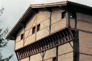 Torre de Legazpi, Zumárraga. Detalle exterior de la ganbara