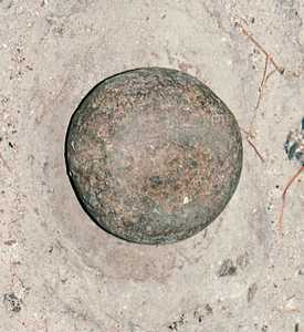 Piedra esférica con la que se frota el suelo y se obtiene ese polvillo arenoso, remedio de males