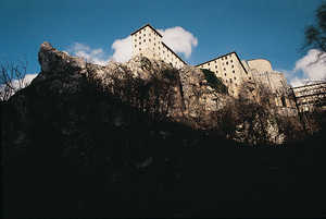 El convento visto desde el pie del  peñón Beillotza