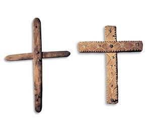 Las crucecitas de madera talladas y bendecidas el dia de la Santa Cruz se clavan en las puertas de la casa para impedir el paso de cualquier influencia maligna. Era necesario renovarlas cada ao.