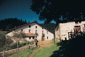 66. Le ferme Iraeta (Antzuola) fut conue en 1796 par Alejo de Miranda, de Bergara, l'un des premiers architectes du Gipuzkoa ayant un diplme officiel.