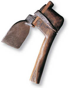 67.	La azuela era la herramienta favorita de los carpinteros vascos para labrar la vigueria y tablazon de los caserios.