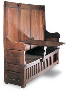 82. Le zizaillu était le meuble familial le plus précieux. Toutes les femmes ne pouvaeint pas se permettre d'acheter ce banc à haut dossier et table escamotable. Il était souvent complété par des armoires latérales ou des compartiments sous le siège.