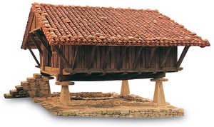 93. Le grenier sur pilotis d'Agarre, construit vers la moitié du XVIème siècle, est le dernier grenier surélevé de ce genre qui est encore conservé dans le Gipuzkoa. Dans l'ancien temps ils furent très fréquents dans la vallée du Deba.