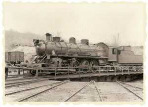 91. Une locomotive à vapeur Mikado inversant le sens de la marche sur un pont tournant. 