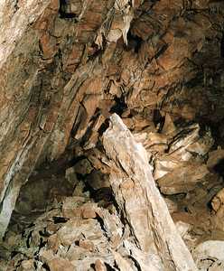 58. Bloques caídos a la entrada de la cueva de Altxerri.© Jesús Altuna