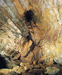 59. Pliegue en los estratos de la cueva de Altxerri.© Jesús Altuna