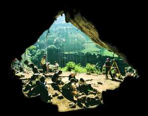 12. Cueva de Amalda (Zestoa), habitada inicialmente por el hombre de Neandertal. En su base hay una ocupación del Paleolítico Medio (Musteriense).© Jesús Altuna