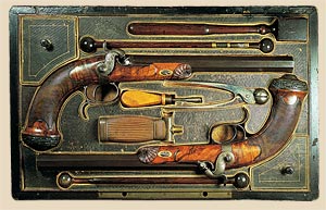 100. La armería ha seguido siendo uno de los principales baluartes de la industria metalúrgica en Gipuzkoa a lo largo de los siglos XIX  y XX. Estuche con pistolas de duelo siglo XIX.