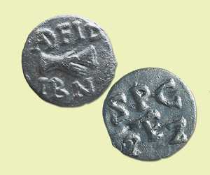 128. The Oiasso tessera, a round lead token, 18 millimetres in diameter, was found during excavations at Tadeo Murgia and has been examined by Javier Velaza of the Latin Department of the University of Barcelona. With certain reservations, he has identified two linked hands, on the front, accompanied by a series of abbreviations referring to some hostelry, while the letters on the back are abbreviations of S(enatus) P(opulusque) and would have been followed by the name of a city - probably the city in which it was minted. © Xabi Otero