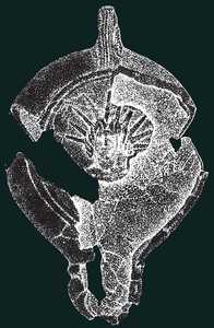 141. El rostro que preside esta lucerna, descubierta en la mina de Altamira 3 (Irun), corresponde a la imagen del sol divinizado, con su corona de rayos. © Arkeolan Ikerketa Zentroa. Irun
