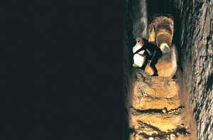 137. Las galerías romanas presentan soluciones muy cuidadas, como este tramo escalonado de la mina de Arditurri 3.© Xabi Otero