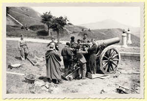 183. During the civil war (1936) obsolete artillery was re-used. Here a 21-cm bronze howitzer is loaded by a group of Republican troops at the auxiliary battery of Los Barracones in St. Mark's Fort.
