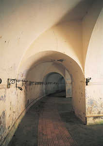 187. Interior of the artillery barracks of the Right-hand Work of the Guadalupe Fort. The metal brackets supported a shelf above the beds where the soldiers slept.© Gorka Agirre