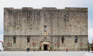 30. Main facade of Charles V Castle, surmounted by an artillery battery.© Gorka Agirre