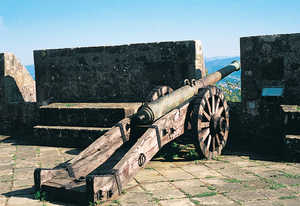 56. Bronze cannon (1576) in a gun emplacement in Holy Cross Castle, with banquettes on either side.© Juan Antonio Sáez
