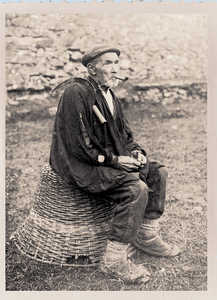 197. Farmer with his pipe in a photograph taken in Ojanguren.© Gipuzkoako Artxibo Orrokorra