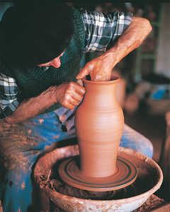 59. Jose Ortiz de Zarate smoothens a pot using a profile.© Jose López