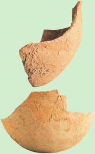 106. Pareta fineko gopor txiki bat, tornuz egina, hondoa zilbor-formakoa da eta ertza kanpoaldera irekia. Basagain.© Lamia