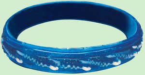 168. Le bracelet en verre, reconstitué à partir du fragment découvert à Basagain, est un exemple sans équivoque de commerce à longue distance.© Xabi Otero