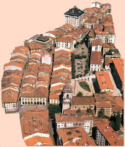 12. Vista aérea de Elgoibar, en la que se distingue la iglesia de San Bartolomé de Calegoen.© Paisajes Españoles