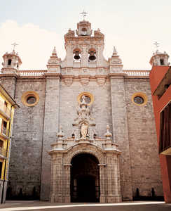 15. Front of the Church of Santa Maria in Tolosa. Initially, makeshift entranceways were built in this church. Due to lack of space they were not completed until the present doorway was built.© Jonathan Bernal