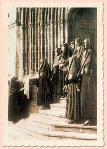 27. In the funeral cortege offerings were brought which were deposited at the door of the church by the women. They were then brought into the refectory.© Jos Roldan Bidaburu