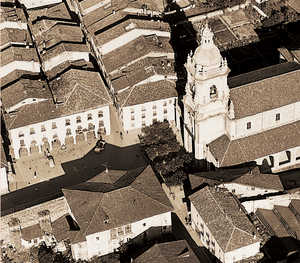 29. Aerial view of the square in Elgoibar. The church was a point of integration for the other buildings in the public square;<br /> around it were erected the council house and ball court, the porticoed houses for the shops and market and the doctor's house.© Paisajes Espaoles
