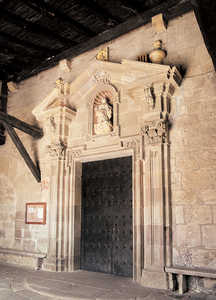 33. Other doorways were built in the second last section of the church. This is the case of the church in Zerain, which stands in front of the choir stalls. © Jonathan Bernal