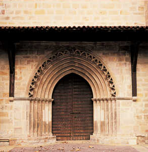 71. La portada gótica de Idiazabal se destaca por su estructura de seis arquivoltas con remate de arquillos apuntados. © Jonathan Bernal