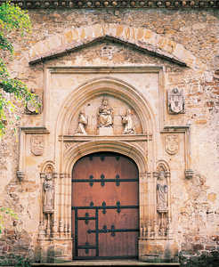 74. Portada de entrada a la iglesia del Convento de Bidaurreta en Oñati, enmarcada por alfiz quebrado, con arco apuntado ojival y otro renacentista debajo del tímpano con esculturas.© Jonathan Bernal