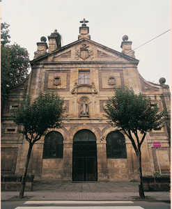 85. Convento de Carmelitas de Lazkao. Prototipo de fachada en rectángulo, combinando la policromía.© Jonathan Bernal