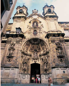 95. La portada de Santa María de Donostia-San Sebastián es una variante de las que siguen la tipología de hornacina, pues añade las dos torres.© Jonathan Bernal